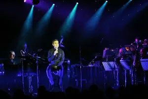 <b class=qtipBold><figcaption>David Bedella</figcaption></b><br>David Bedella Live! David Bedella performing.<br><em>© Paul Brown</em> David Bedella