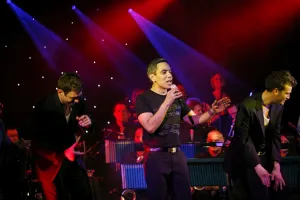 <b class=qtipBold><figcaption>David Bedella</figcaption></b><br>David Bedella Live! David Bedella performing.<br><em>© Paul Brown</em> David Bedella