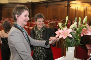 <b class=qtipBold><figcaption>Wedding of Linda and Dorothy</figcaption></b><br>Wedding of Linda and Dorothy, 8th October 2010<br><em>© Paul Brown</em> Wedding of Linda and Dorothy