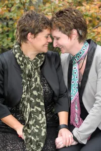<b class=qtipBold><figcaption>Wedding of Linda and Dorothy</figcaption></b><br>Wedding of Linda and Dorothy, 8th October 2010<br><em>© Paul Brown</em> Wedding of Linda and Dorothy